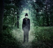 Hombre alto malvado que se coloca en bosque asustadizo solamente fotos de archivo Hombre alto malvado que se coloca en bosque asustadizo solamente fotos de archivo