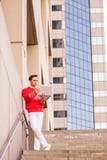 Hombre americano joven que trabaja en el ordenador portátil remotamente Fotos de archivo Hombre americano joven que trabaja en el ordenador portátil remotamente Fotos de archivo