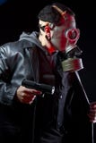 Hombre armado con la careta antigás y el arma Imagenes de archivo Hombre armado con la careta antigás y el arma Imagenes de archivo