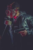 Hombre armado con la careta antigás y el arma Fotografía de archivo libre de regalías Hombre armado con la careta antigás y el arma Fotografía de archivo libre de regalías