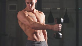 Hombre atl?tico de la aptitud que bombea para arriba los m?sculos con pesas de gimnasia en gimnasio interior metrajes Hombre atl?tico de la aptitud que bombea para arriba los m?sculos con pesas de gimnasia en gimnasio interior metrajes