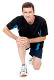 Hombre atractivo adulto en el dolor de lesión del dolor de la rodilla de la ropa de deportes aislado imagen de archivo libre de regalías Hombre atractivo adulto en el dolor de lesión del dolor de la rodilla de la ropa de deportes aislado imagen de archivo libre de regalías
