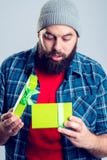 Hombre barbudo con la caja de regalo verde imagenes de archivo Hombre barbudo con la caja de regalo verde imagenes de archivo