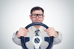 Hombre barbudo feliz en vidrios con el volante, concepto del conductor de coche fotos de archivo Hombre barbudo feliz en vidrios con el volante, concepto del conductor de coche fotos de archivo