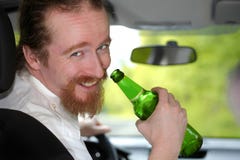 Hombre borracho en coche imagenes de archivo Hombre borracho en coche imagenes de archivo