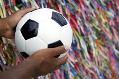 Hombre brasileño que sostiene el balón de fútbol que ruega a Salvador Bahia fotos de archivo libres de regalías Hombre brasileño que sostiene el balón de fútbol que ruega a Salvador Bahia fotos de archivo libres de regalías