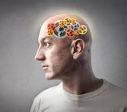 Hombre con los engranajes en su cerebro Hombre con los engranajes en su cerebro