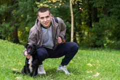 Hombre con un perro en la hierba imagen de archivo Hombre con un perro en la hierba imagen de archivo