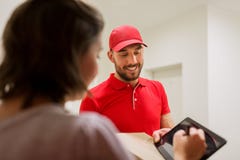 Hombre de entrega con PC de la caja y de la tableta en el cliente imágenes de archivo libres de regalías Hombre de entrega con PC de la caja y de la tableta en el cliente imágenes de archivo libres de regalías