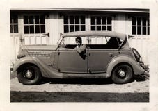 Hombre de la vendimia en coche fotografía de archivo Hombre de la vendimia en coche fotografía de archivo