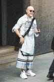 Hombre de moda que presenta durante semana de la moda del ` s de Milan Men Fotografía de archivo Hombre de moda que presenta durante semana de la moda del ` s de Milan Men Fotografía de archivo