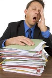 Hombre de negocios abrumado por Paperwork imagen de archivo Hombre de negocios abrumado por Paperwork imagen de archivo