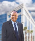 Hombre de negocios afroamericano hermoso delante del edificio corporativo imagen de archivo Hombre de negocios afroamericano hermoso delante del edificio corporativo imagen de archivo