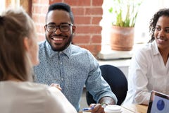 Hombre de negocios afroamericano sonriente en la reunión de compañía imágenes de archivo libres de regalías Hombre de negocios afroamericano sonriente en la reunión de compañía imágenes de archivo libres de regalías