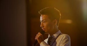 Hombre de negocios asi?tico joven que habla en seminario del negocio en el auditorio 4k almacen de video Hombre de negocios asi?tico joven que habla en seminario del negocio en el auditorio 4k almacen de video