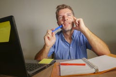 Hombre de negocios atractivo y feliz joven que parece pensativo y pensativo y si sueña despierto el pensamiento en el visualizi a fotos de archivo libres de regalías Hombre de negocios atractivo y feliz joven que parece pensativo y pensativo y si sueña despierto el pensamiento en el visualizi a fotos de archivo libres de regalías