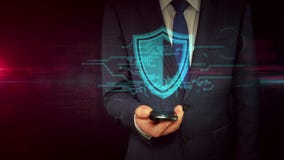 Hombre de negocios con concepto del holograma de la muestra del smartphone y del escudo Hombre de negocios con concepto del holograma de la muestra del smartphone y del escudo