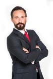 Hombre de negocios con el fondo blanco sonriente cruzado de los brazos Hombre en traje azul con el lazo rojo aislado en estudio E imagenes de archivo Hombre de negocios con el fondo blanco sonriente cruzado de los brazos Hombre en traje azul con el lazo rojo aislado en estudio E imagenes de archivo