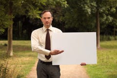 Hombre de negocios con la tarjeta en blanco imagenes de archivo Hombre de negocios con la tarjeta en blanco imagenes de archivo