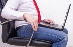 Hombre de negocios con un ordenador portátil que se sienta en una silla de la oficina con un estómago retractable grueso, flatule foto de archivo Hombre de negocios con un ordenador portátil que se sienta en una silla de la oficina con un estómago retractable grueso, flatule foto de archivo
