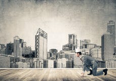 Hombre de negocios del rey en el funcionamiento elegante del traje y silueta exhausta del paisaje urbano en el fondo fotos de archivo libres de regalías Hombre de negocios del rey en el funcionamiento elegante del traje y silueta exhausta del paisaje urbano en el fondo fotos de archivo libres de regalías