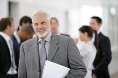 Hombre de negocios delante de las personas de las ventas Hombre de negocios delante de las personas de las ventas