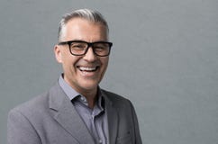 Hombre de negocios elegante con la presentación de los vidrios fotos de archivo libres de regalías Hombre de negocios elegante con la presentación de los vidrios fotos de archivo libres de regalías