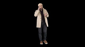 Hombre de negocios en capa del otoño que camina y que habla en el teléfono, Alpha Channel metrajes Hombre de negocios en capa del otoño que camina y que habla en el teléfono, Alpha Channel metrajes