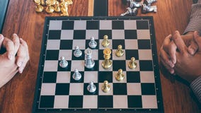 Hombre de negocios inteligente que juega la competencia con el equipo opuesto, negocio de planificaci?n del juego de ajedrez estr imagen de archivo Hombre de negocios inteligente que juega la competencia con el equipo opuesto, negocio de planificaci?n del juego de ajedrez estr imagen de archivo