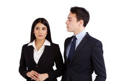 Hombre de negocios joven que mira a una mujer de negocios con desaprobación foto de archivo libre de regalías Hombre de negocios joven que mira a una mujer de negocios con desaprobación foto de archivo libre de regalías