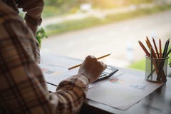 Hombre de negocios o contable que trabaja en la calculadora para calcular el autobús imagenes de archivo Hombre de negocios o contable que trabaja en la calculadora para calcular el autobús imagenes de archivo
