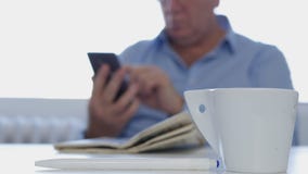 Hombre de negocios ocupado en texto del sitio de la oficina usando la comunicación inalámbrica del teléfono móvil imágenes de archivo libres de regalías Hombre de negocios ocupado en texto del sitio de la oficina usando la comunicación inalámbrica del teléfono móvil imágenes de archivo libres de regalías