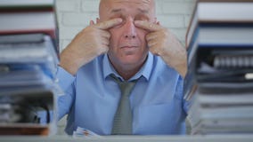 Hombre de negocios In Office Room que frota sus ojos cansados con las manos imagen de archivo Hombre de negocios In Office Room que frota sus ojos cansados con las manos imagen de archivo