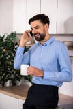 Hombre de negocios positivo que habla en el teléfono elegante imagenes de archivo Hombre de negocios positivo que habla en el teléfono elegante imagenes de archivo