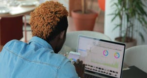 Hombre de negocios que analiza el resultado del trabajo su equipo, mirando gráficos y cartas en un monitor del ordenador portátil Hombre de negocios que analiza el resultado del trabajo su equipo, mirando gráficos y cartas en un monitor del ordenador portátil