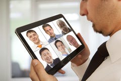 Hombre de negocios que asiste a videoconferencia imagen de archivo libre de regalías Hombre de negocios que asiste a videoconferencia imagen de archivo libre de regalías
