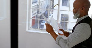 Hombre de negocios que comprueba la carta 4k del gráfico metrajes Hombre de negocios que comprueba la carta 4k del gráfico metrajes