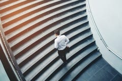 Hombre de negocios que corre rápidamente arriba crecimiento encima del concepto del éxito fotos de archivo Hombre de negocios que corre rápidamente arriba crecimiento encima del concepto del éxito fotos de archivo