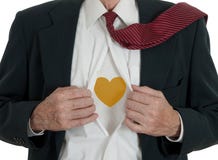 Hombre de negocios que cuida con el corazón del oro fotografía de archivo Hombre de negocios que cuida con el corazón del oro fotografía de archivo
