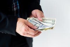 Hombre de negocios que da o que paga el dinero, las cuentas de dólar de EE. UU. - soborno, préstamo y conceptos financieros, Foto de archivo libre de regalías Hombre de negocios que da o que paga el dinero, las cuentas de dólar de EE. UU. - soborno, préstamo y conceptos financieros, Foto de archivo libre de regalías