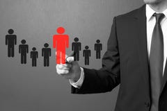 Hombre de negocios que elige al socio adecuado de muchos candidatos imagen de archivo Hombre de negocios que elige al socio adecuado de muchos candidatos imagen de archivo