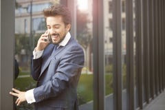 Hombre de negocios que habla en el teléfono fotografía de archivo libre de regalías Hombre de negocios que habla en el teléfono fotografía de archivo libre de regalías