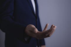 Hombre de negocios que lleva a cabo la mano fotos de archivo Hombre de negocios que lleva a cabo la mano fotos de archivo