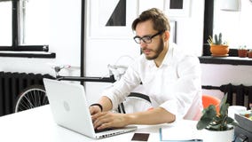 Hombre de negocios que mecanografía en el teclado del ordenador portátil almacen de video Hombre de negocios que mecanografía en el teclado del ordenador portátil almacen de video