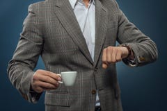 Hombre de negocios que mira su reloj imagen de archivo Hombre de negocios que mira su reloj imagen de archivo