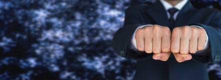 Hombre de negocios que muestra los puños imagen de archivo Hombre de negocios que muestra los puños imagen de archivo