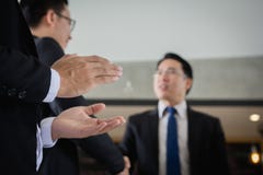 Hombre de negocios que rompe las manos con el socio comercial del equipo, hombre de negocios que sacude las manos para sellar un fotografía de archivo libre de regalías Hombre de negocios que rompe las manos con el socio comercial del equipo, hombre de negocios que sacude las manos para sellar un fotografía de archivo libre de regalías