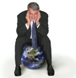 Hombre de negocios que se sienta en un globo Hombre de negocios que se sienta en un globo