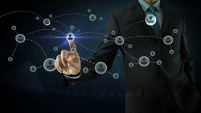 Hombre de negocios que señala en medios sociales de la red Hombre de negocios que señala en medios sociales de la red