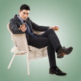 Hombre de negocios que sostiene un cigarro imagen de archivo libre de regalías Hombre de negocios que sostiene un cigarro imagen de archivo libre de regalías